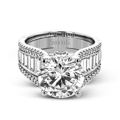 Engagement Ring in 18k Gold with Diamonds