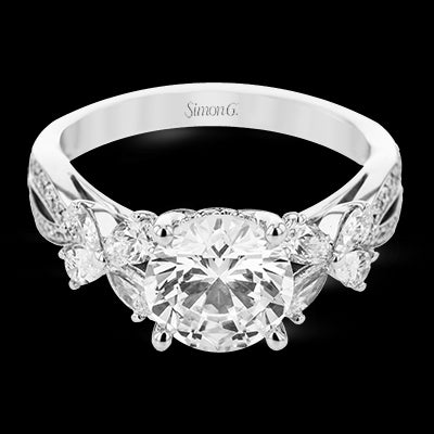 Engagement Ring in 18k Gold with Diamonds