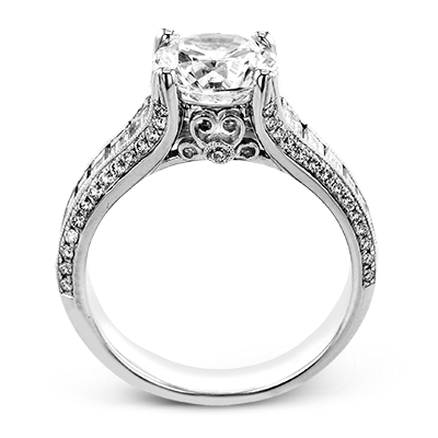 Engagement Ring in 18k Gold with Diamonds