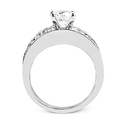 Engagement Ring in 18k Gold with Diamonds