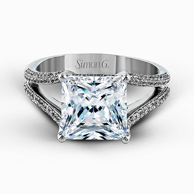 Engagement Ring in 18k Gold with Diamonds