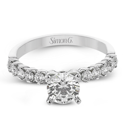 Engagement Ring in 18k Gold with Diamonds